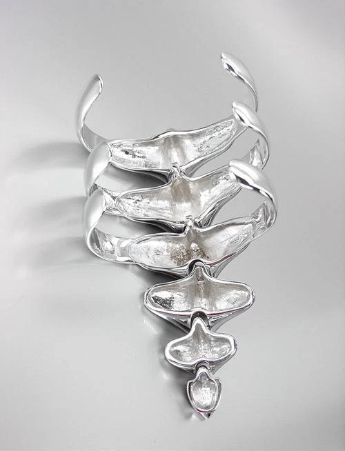 UNIQUE Chunky 18kt White Gold Plated Ribbed Dinosaur Bones Wide Cuff Bracelet - Image 4 of 4