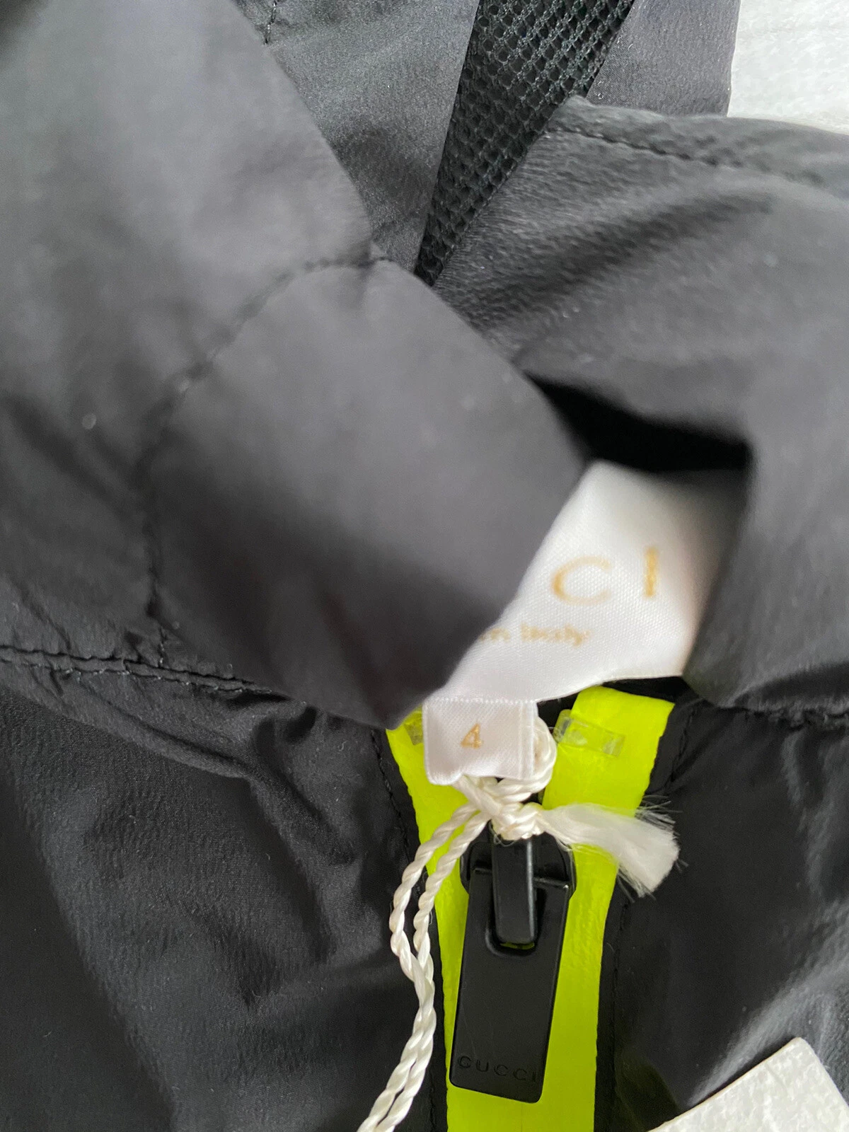 Autentica giacca leggera Gucci Rain ragazzo taglia 4T nera neon