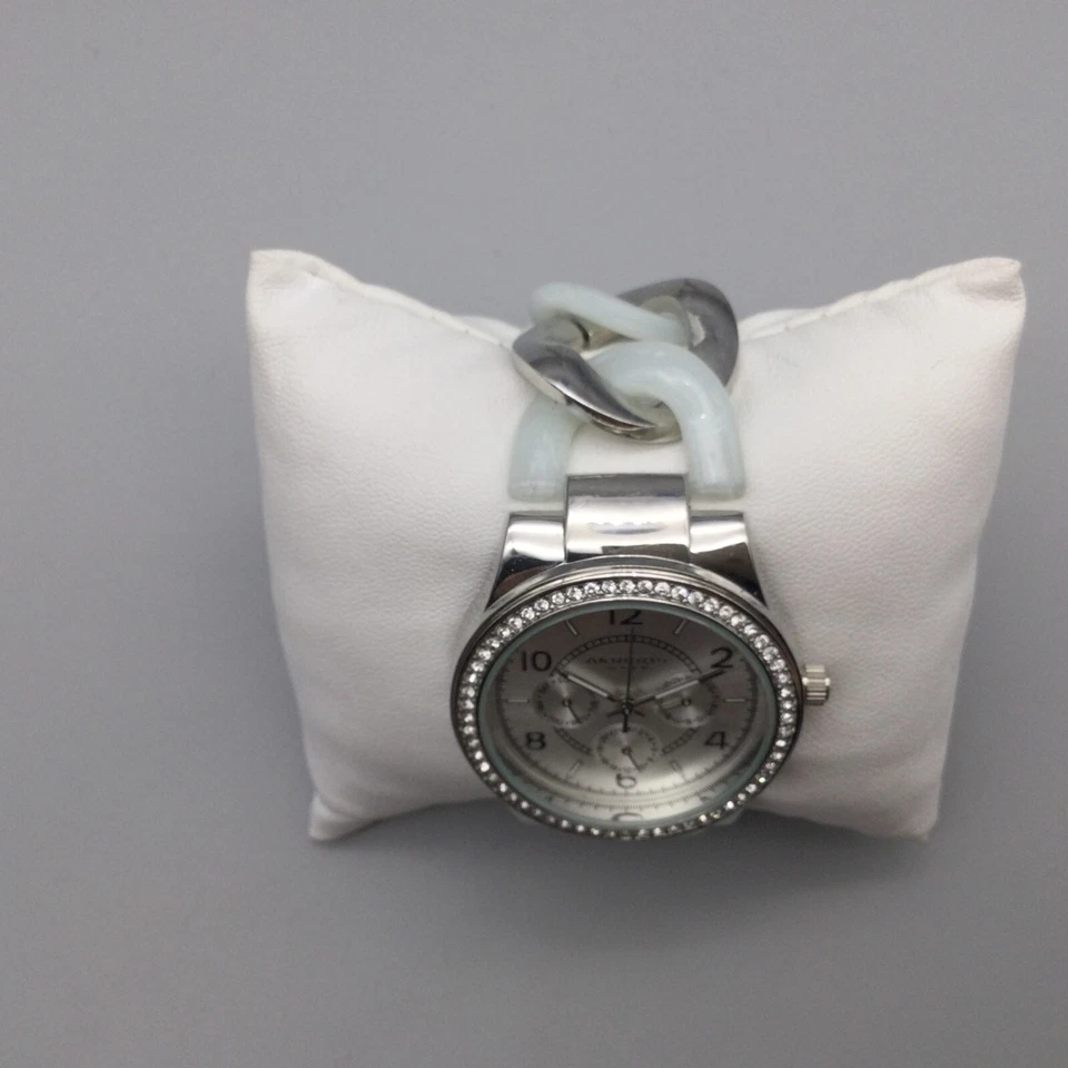 Reloj Akribos XXIV Mujer AK562WT Día Fecha 38mm Tono Plata Batería Nueva 6.25" Foto 3 de 4