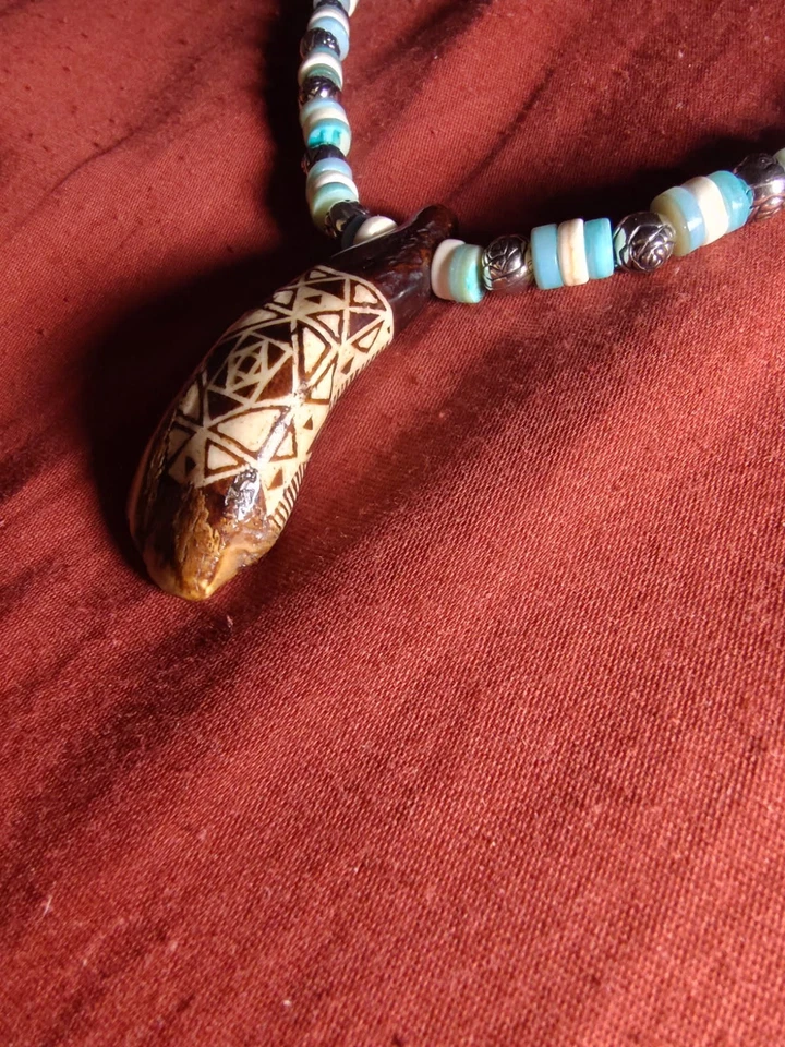 Colar de dente de búfalo gravado à mão com contas de concha turquesa e heishi - Imagem 2 de 2