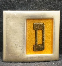 XF13166 VINTAGE 1970s   D   INITIAL LETTER FASHION MENS GOLDTONE BELT BUCKLE