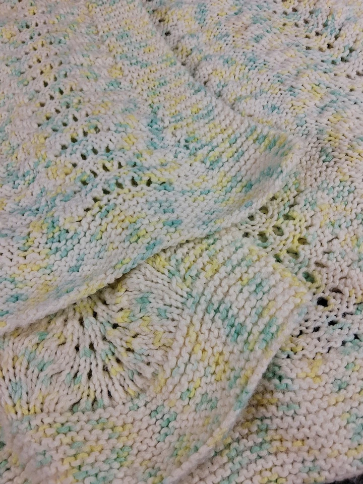 Manta de bebé tejida hecha a mano amarilla azul blanca suave pastel Chevron afgana 36x38 pulgadas Foto 3 de 4