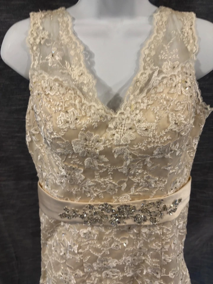 Lindo vestido de noiva de renda marfim, strass, cetim com acabamento com trem novo sem etiquetas - Imagem 3 de 4