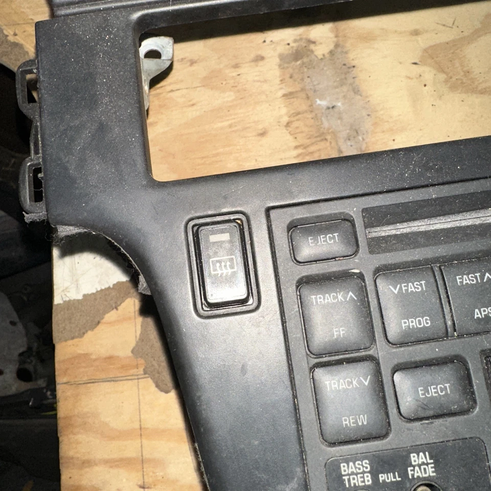 89-92 OEM Toyota Cressida MX83 moldura de rádio acabamento e CD/cassete player - Imagem 3 de 4