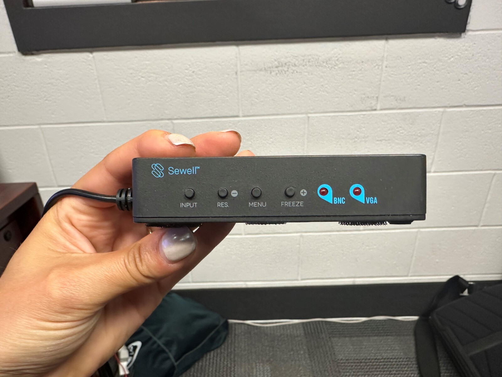 Sewell Direct Luna BNC to VGA + HDMI Converter Luna BNC to VGA+HDMI