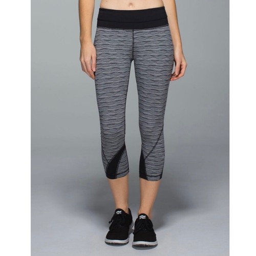 Lululemon Run: Inspire Crop II *All Luxtreme Textured Wave Black Silver Spoon 4 - Picture 8 of 9