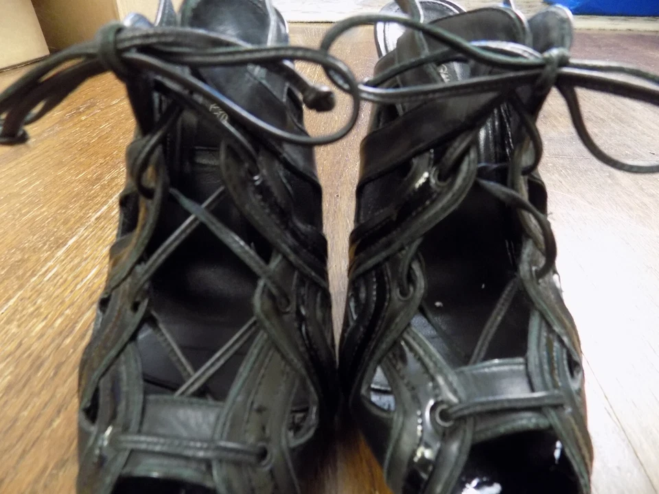 Сандалии Giambattista Valli кожа лакированная отделка клетка черные на шнуровке каблуки 4,25 дюйма 7 - Изображение 4 из 4