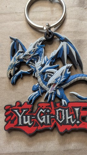 Yu-Gi-Oh Portachiavi Gomma Drago Metallo Bianco Occhi Blu 1996 - Foto 2 di 4