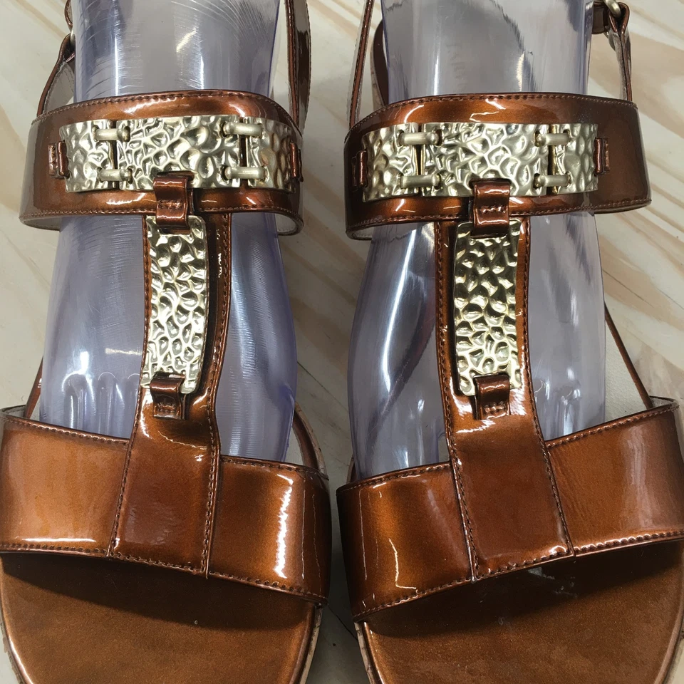 Sandalias Taryn Rose para mujer 10M Noel placas doradas con cordones charol bronce Foto 3 de 4