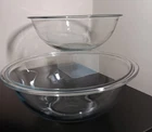 Pyrex Mixing Bowls Clear Glass LOT OF 2. Includs a 4QT and a 2.5Qt bowl.