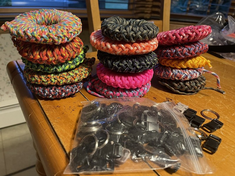 Paracord -  Lot Of Paracord With Bracelet And Key Chain Accessories