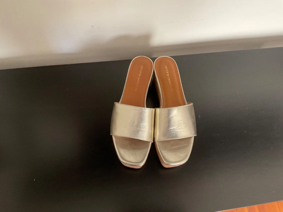 ANDRE ASSOUS Mujer Plataforma Dorada Acento Corcho Metálico Acolchado Talla 8 Foto 2 de 4