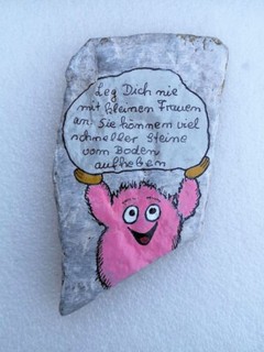 handbemalter Stein/Naturstein " Leg Dich nie mit einer kleinen Frau an "