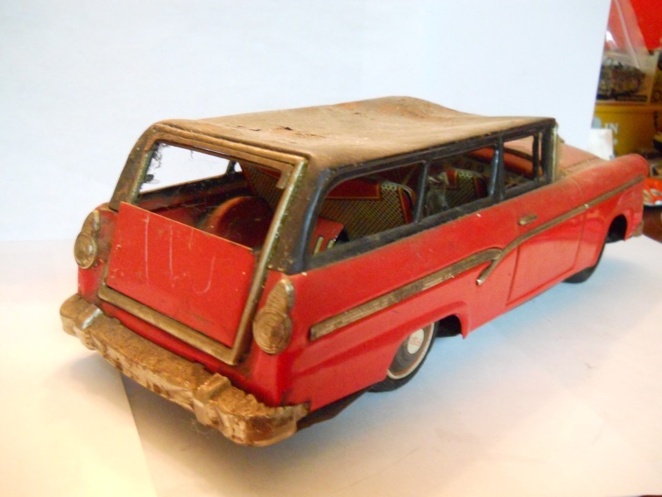 BANDAI Ford Fairlane 1957, röd / gul , friktion, Japan. Leksaker