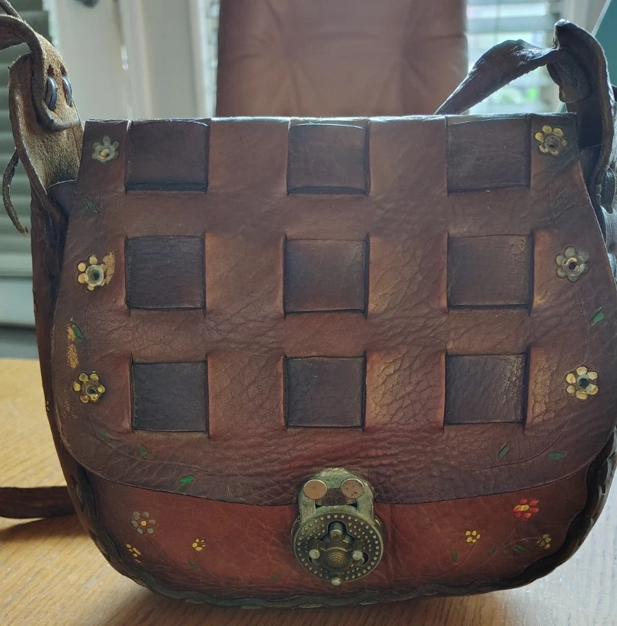 De colección - Bolso de cuero mecanizado a mano - Acentos pintados florales - Años 60 - Años 70 - Cierre metálico Foto 2 de 4