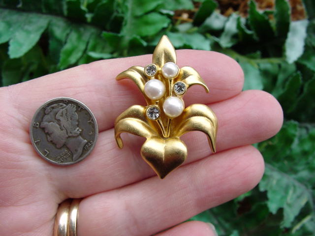 SWAROVSKI signed - faux pearl - gold tone - FLOWER PIN - brooch - jewelry SWAROVSKI signed - faux pearl - gold tone - FLOWER PIN - brooch - jewelry