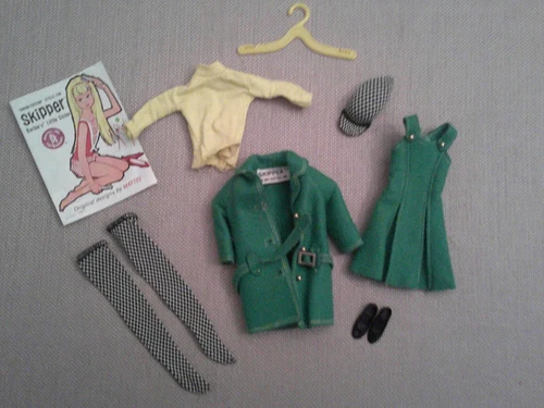 Vintage Barbie - Skipper #1922 Town Togs N/M Complete