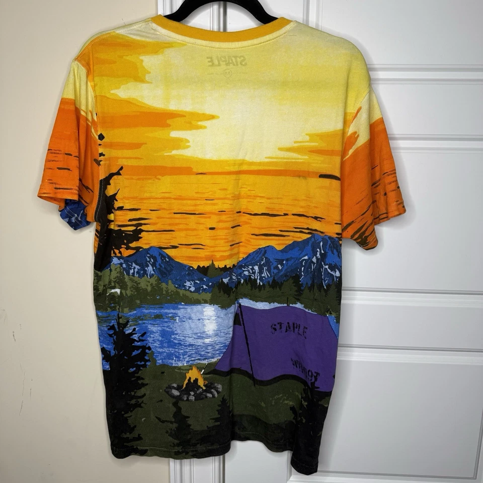 Camiseta de camping Staple Pigeon para hombre con gráfico natural medio estampado AOP Foto 2 de 4