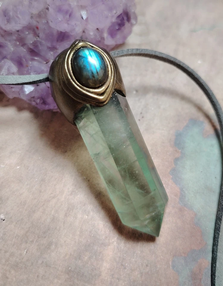Collar colgante de fluorita varita bruja bosque verde labradorita. Joyería de diosa Foto 4 de 4