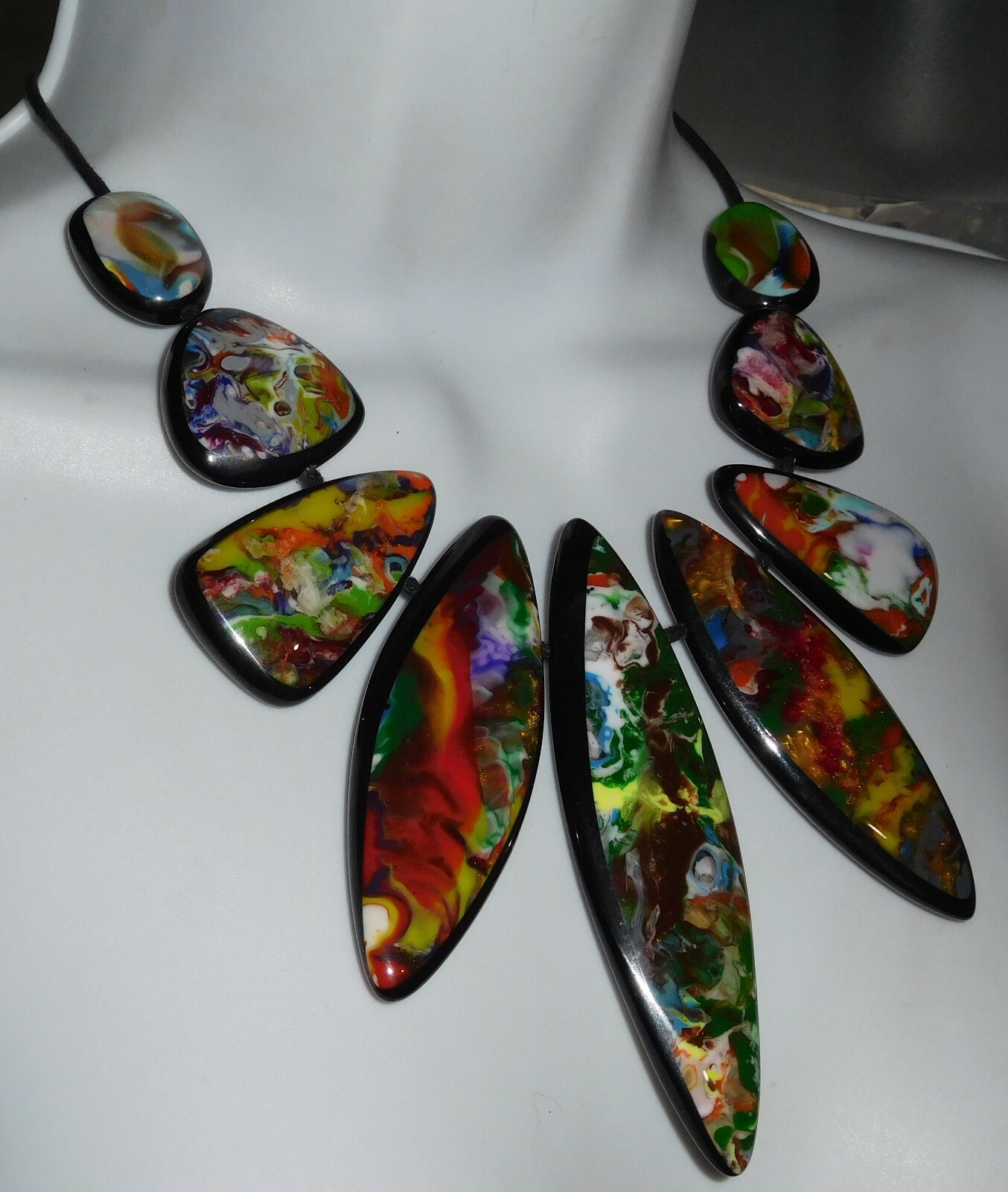 Sobral Navete Frive Pollock Vibrant Hues w Black Edging Necklace Brazil Import Popularna wyprzedaż, nowe wydanie