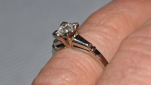 Vintage 18KT WHITE GOLD Classic .1CT DIAMOND SOLITAIRE ENGAGEMENT RING Sz. 4.25 - Picture 2 of 6