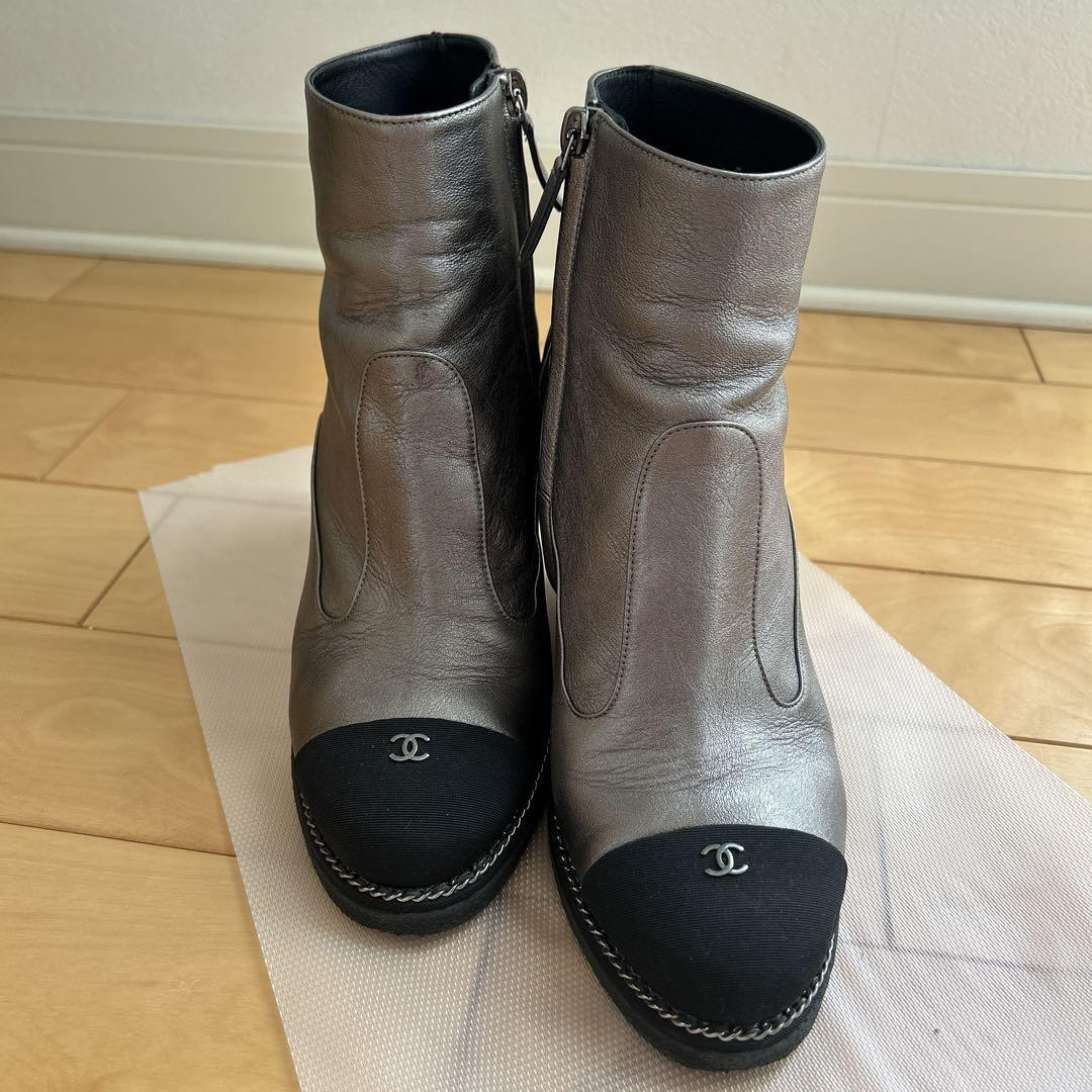 Chanel Round Toe Boots Bicolor Leather With Coco Mark Size 37 US About7 Women thumbnail 9