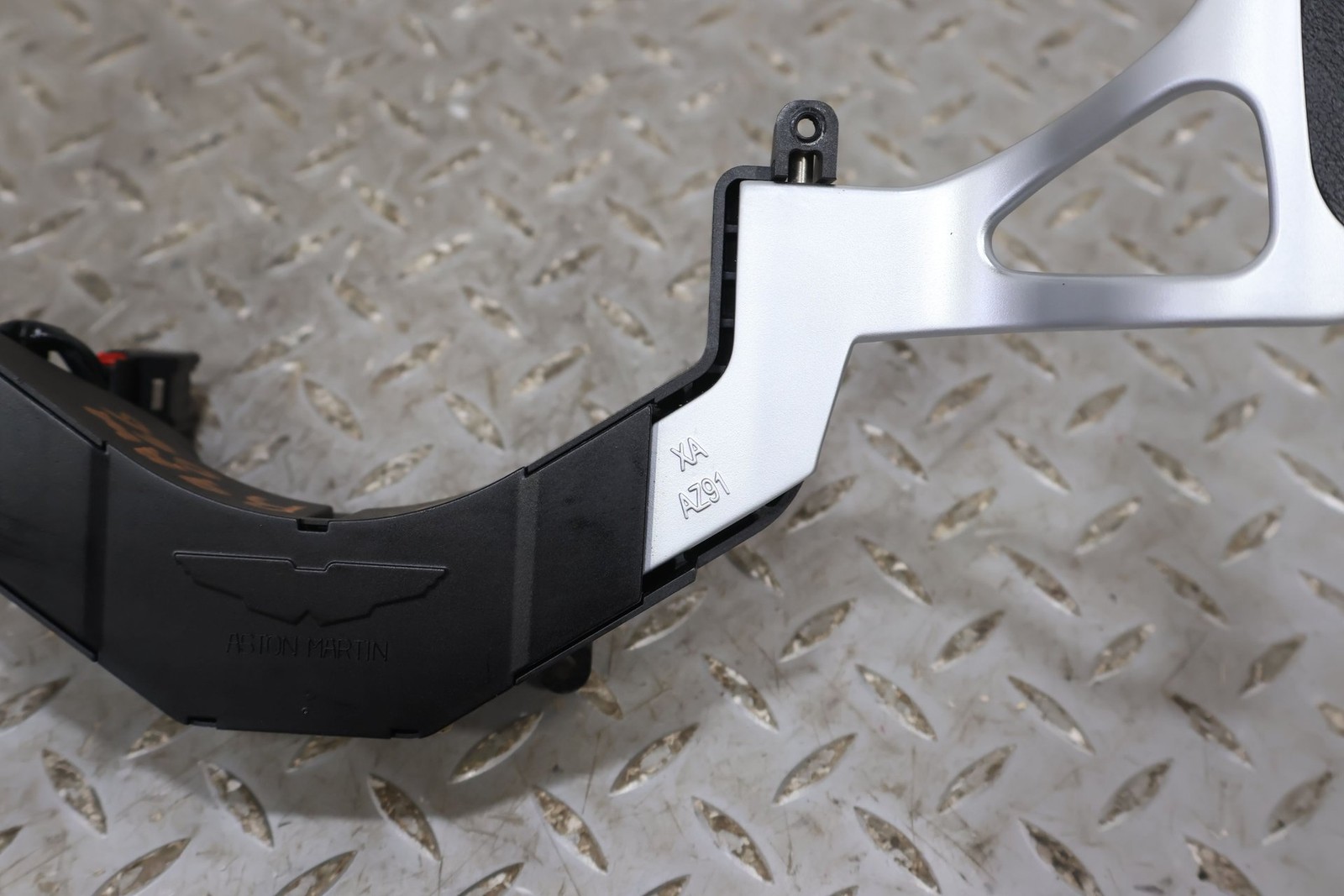 09 Aston Martin V8 Vantage Column Mounted Paddle Shifters (9G33-7L237-AB)