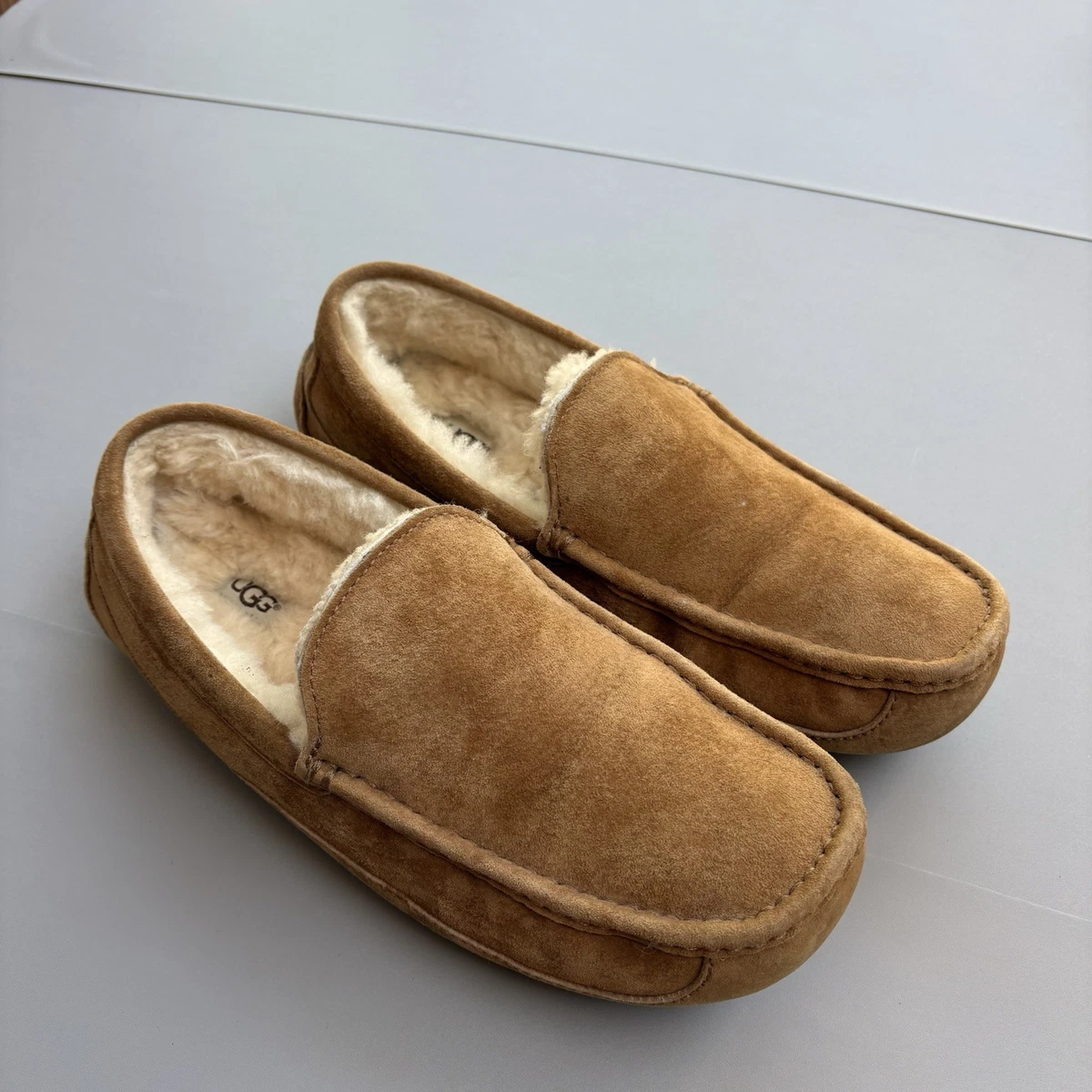 UGG Solid Leather Upper Slippers for Men 11 US Shoe for sale  display picture 1