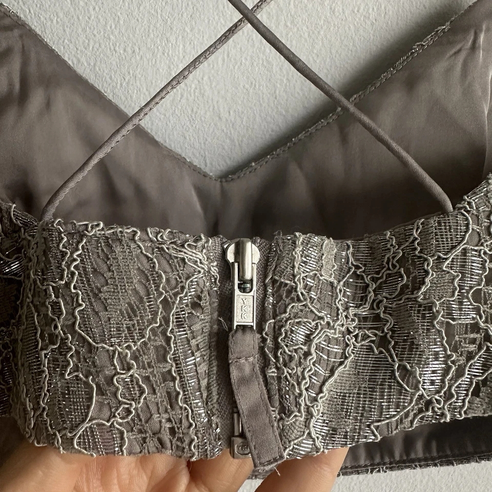 NUEVO SIN ETIQUETAS TOPSHOP Bralette Top Corto de Encaje Metálico Espalda Cruzada en Gris y Plata Foto 3 de 4