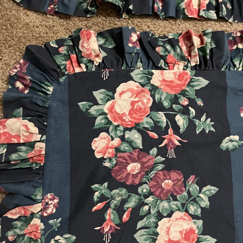 Juego de 2 fundas de almohada King con volantes florales verdes Laura Ashley Foto 2 de 4