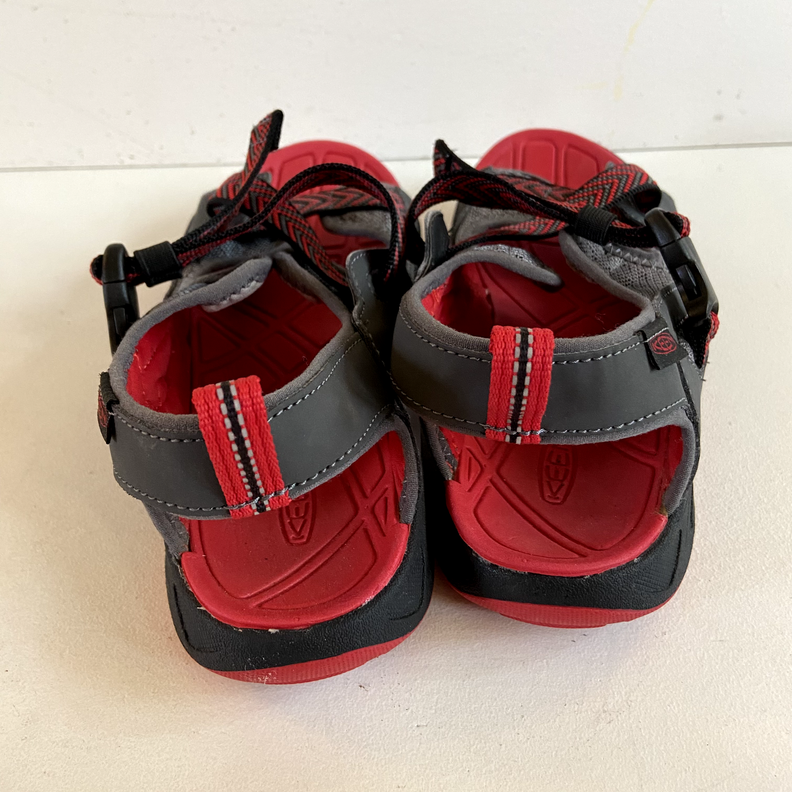 Sandali da uomo rossi grigi KEEN Rock Iguana taglia 6 clip impermeabili