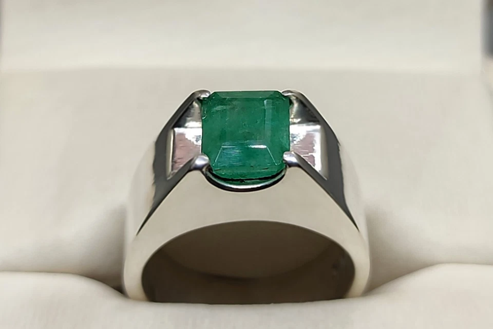天然眼部清洁绿色赞比亚翡翠 925 银手工男式方形戒指 — 第 3/4 张图片