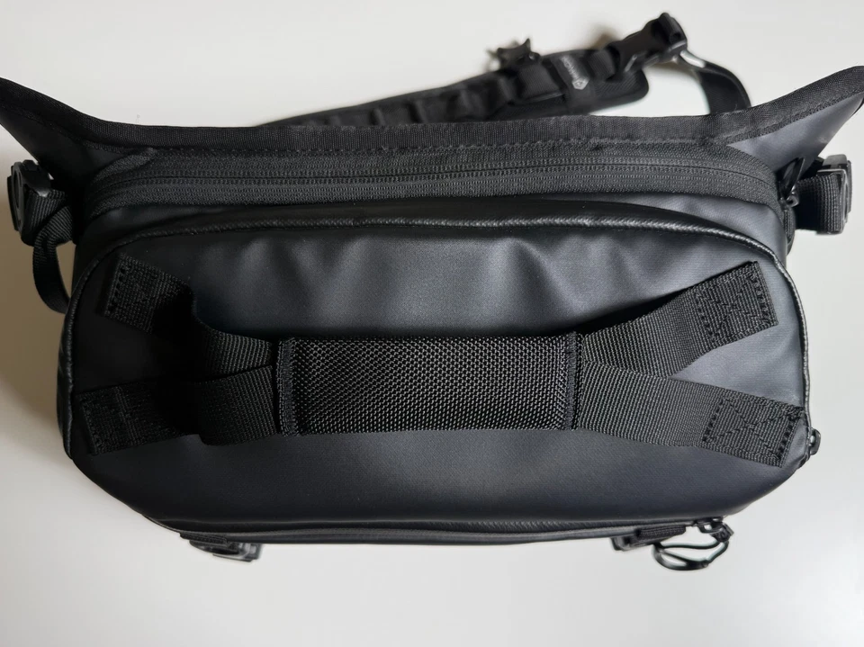 Wandrd ROGUE Sling 6L in Black V1 - Great Condition!!! - Image 4 of 4