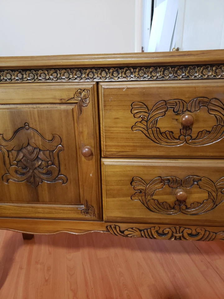 Aparador de madera maciza tallado a mano ¡BAJA DE PRECIO! 11/4/25 ¡VENTA DE NAVIDAD! Foto 4 de 4