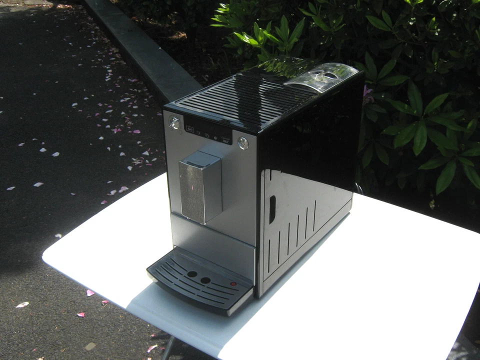 MELITTA Kaffeevollautomat Caffeo Solo & Milk E950-103 Funktionsfähig Undicht - Bild 2 von 4