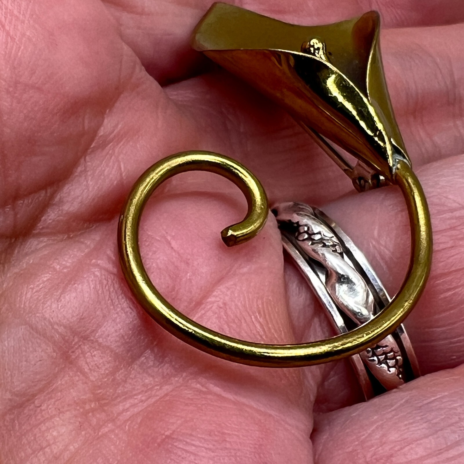 Signed Stuart NYE Hand Wrought Brass Calla LILY BROOCH Pin Flower Jewelry