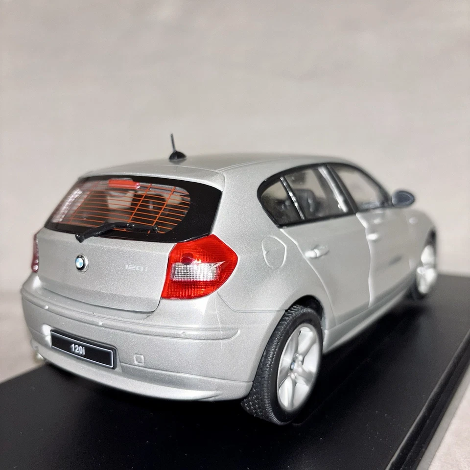 BMW 1er 1 Series E87 2005 1:18 Welly - Immagine 4 di 4