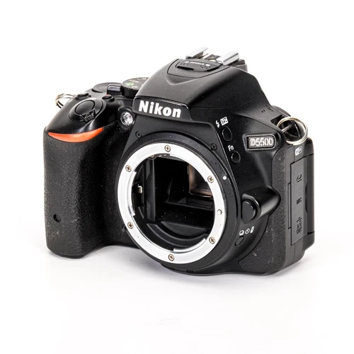 Nikon D5500 schwarz gebraucht Zustand Gut - Bild 1 von 5