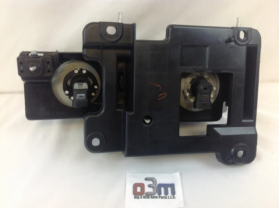 Chevrolet Silverado C/K Suburban GMC Sierra RH FRONT HEADLIGHT ASSEMBLY new OEM - Image 4 of 4