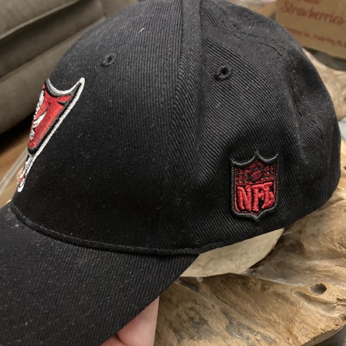 NFL Tampa Bay Buccaneers Hat Strapback Black Embroidered Logo Bucs & Visor! - Picture 3 of 6