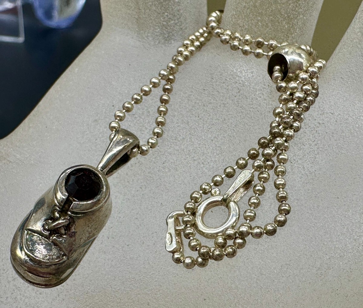 VINTAGE STERLING SILVER 925 CHAIN BALL BABY SHOE RUBY RED GLASS NECKLACE PENDANT