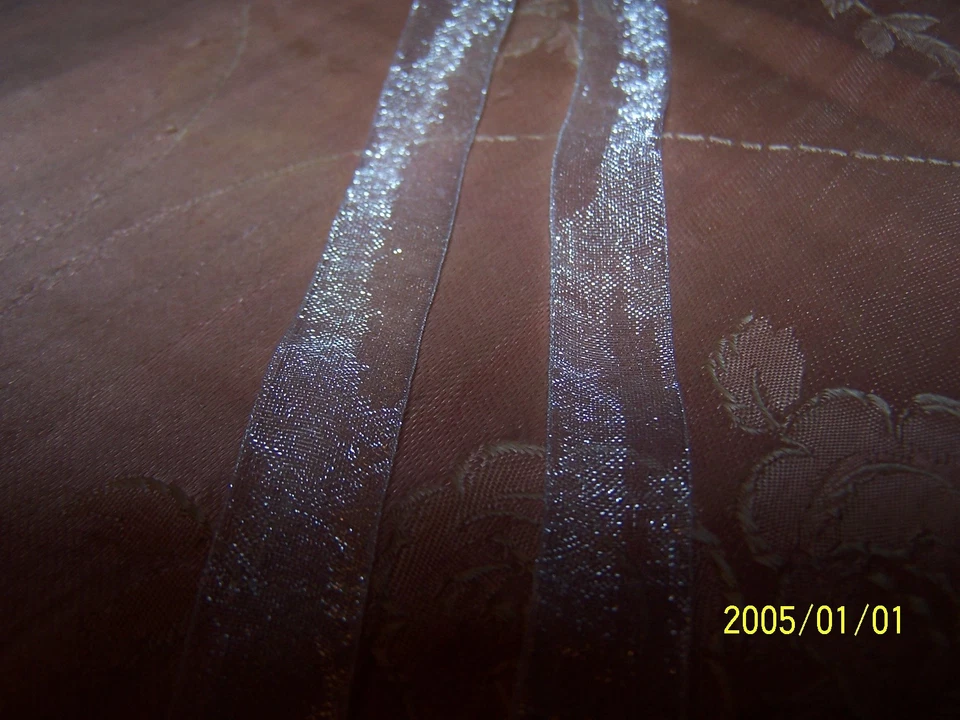 JOLI RUBAN EN MOUSSELINE D'ORGANZA. REFLETS IRISES. COULEUR blanc. N°203 - Photo 4/4