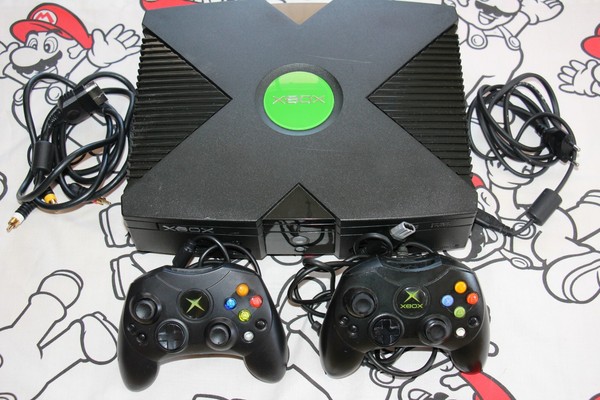 CONSOLA MICROSOFT XBOX CLASICA CON CABLES Y MANDOS FUNCIONANDO PAL EUROPEA