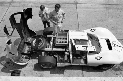 Jo Bonnier Phil Hill Chaparral 2D Chevrolet in the pit lane 1966 Old Photo 7