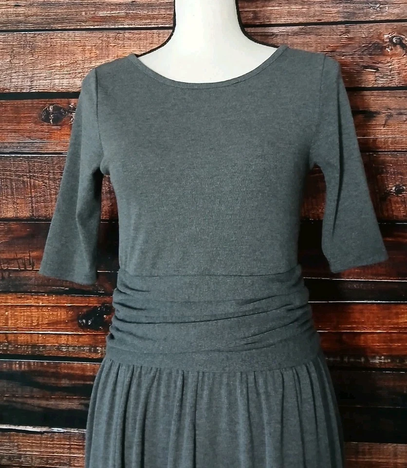 Vestido Dalia Midi Tamanho Pequeno Cinza Malha Cintura Batida Saia Completa Fit & Flare - Imagem 4 de 4