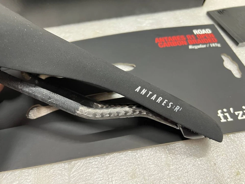 Nuevo Fizik ANTARES R1 OPEN trenzado riel de carbono sillín negro mate 185g - Imagen 4 de 4