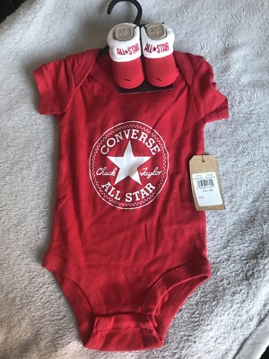 Baby 0-6 Monate Converse 3-teiliges Geschenkset Weste Stiefel und Mütze rot