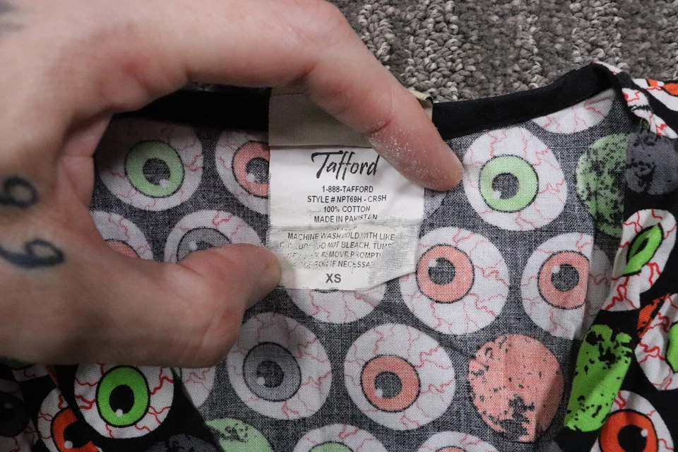 90s Vintage Halloween Women's XS Scrub Top Eyeballs Horror Holidays Black - Image 4 of 4