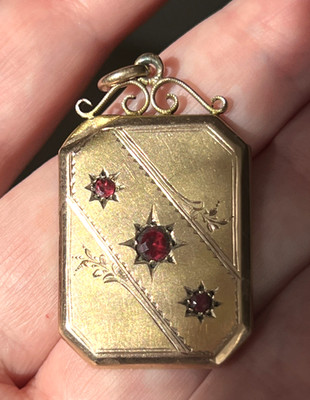 Antique Australian 9ct Rose Gold Shield Pendant c.1900 5g, 3.3cm