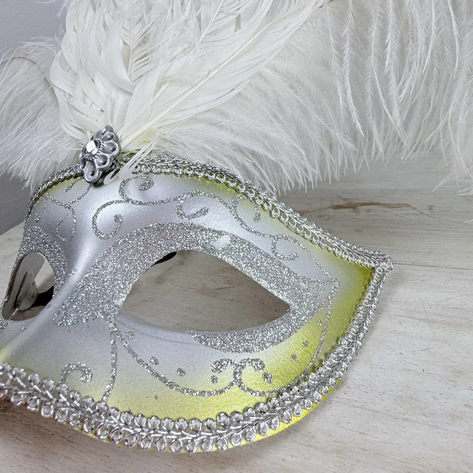 Máscara Mardi Gras - Fantasia de Halloween prata e ouro com penas  - Imagem 4 de 4